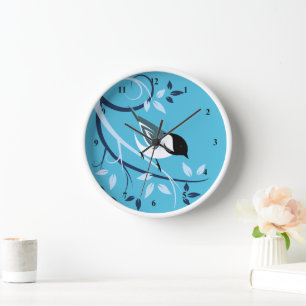Chickadee in Baumzweig Uhr