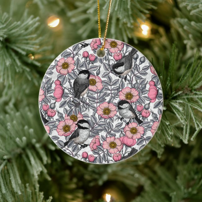 Chickadee in der Keramik der wilden Rose Keramik Ornament (Baum)
