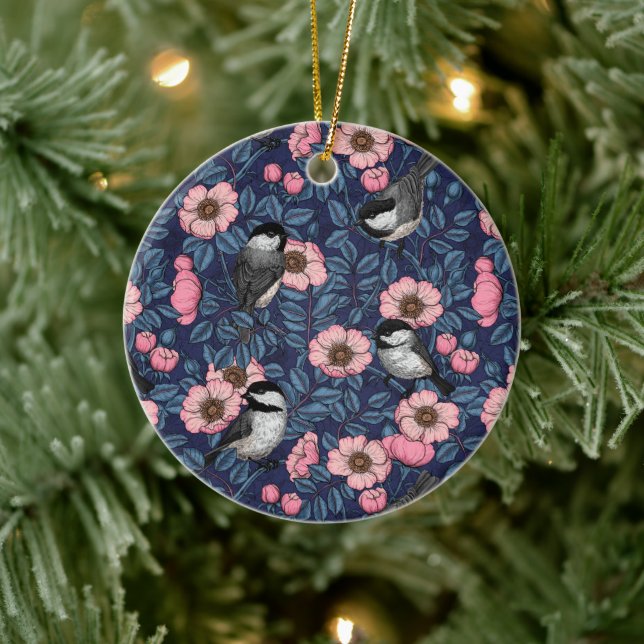 Chickadee in der Keramik der wilden Rose Ornament (Baum)