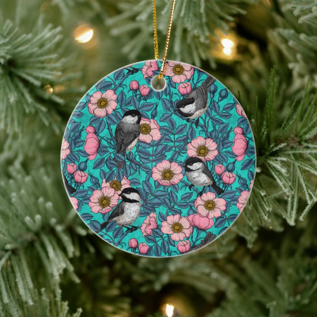 Chickadee in der Keramik der wilden Rose Ornament (Baum)