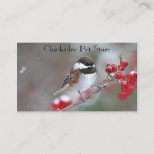 Chickadee in fallendem Schnee mit roten Beeren Visitenkarte