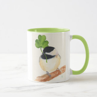Chickadee mit der glücklichen Klee-Kaffee-Tasse Tasse