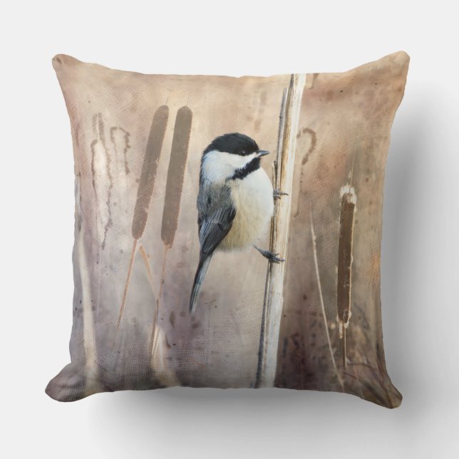 Chickadee mit schwarzen Kadetten und Cattails in M Kissen (Vorderseite)