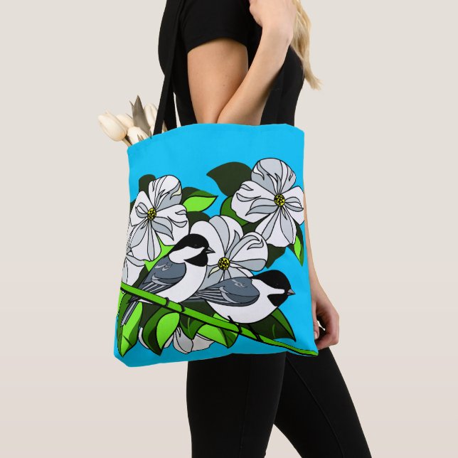 Chickadee unter Dogwood-Blume (Von Nahem)