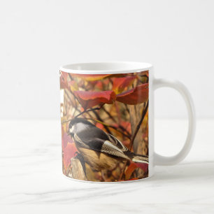 Chickadee-Vogel im rosa und roten Herbst-Blätter Kaffeetasse