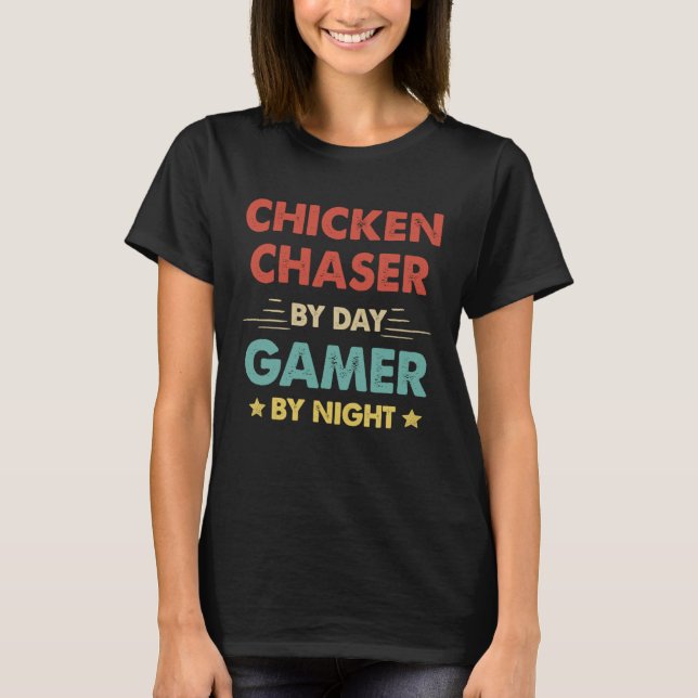 Chicken Chaser By Day Gamer By Night T-Shirt (Vorderseite)