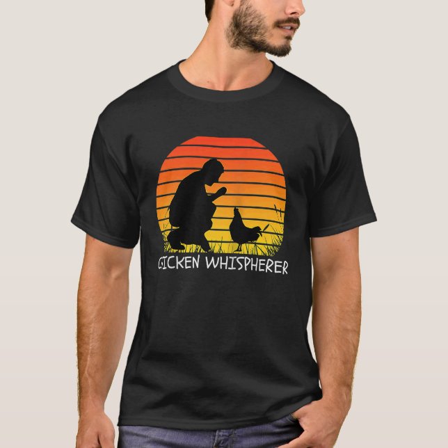 Chicken Whisperer with Retro Sunset  Backyard Chic T-Shirt (Vorderseite)