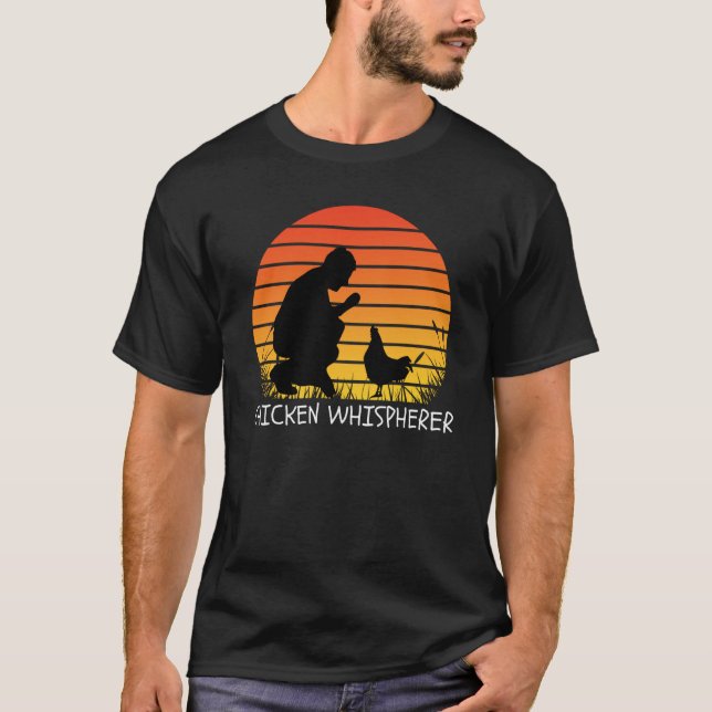 Chicken Whisperer with Retro Sunset Backyard Chick T-Shirt (Vorderseite)