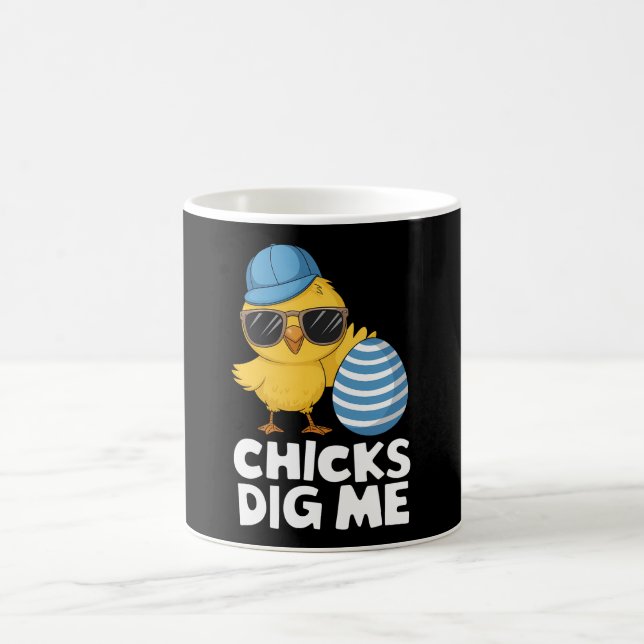 Chicks Dig Me Osterfest Die sonnige Eierjagd Kaffeetasse (Mittel)