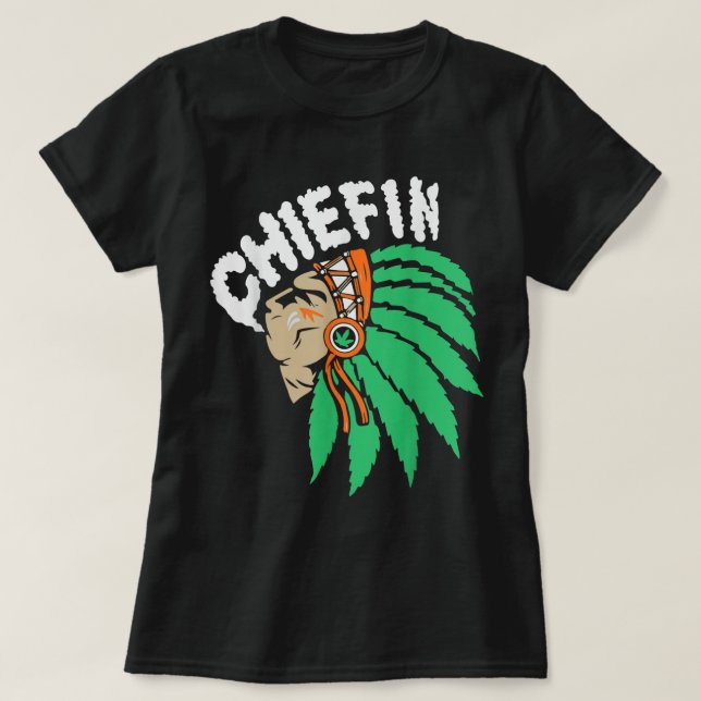 Chiefn Smoke Weed Native American Funny T-Shirt (Design vorne)