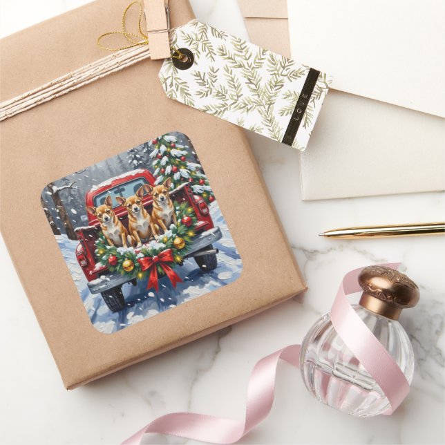 Chihuahua Christmas Red Truck Holiday Quadratischer Aufkleber (Schenken)