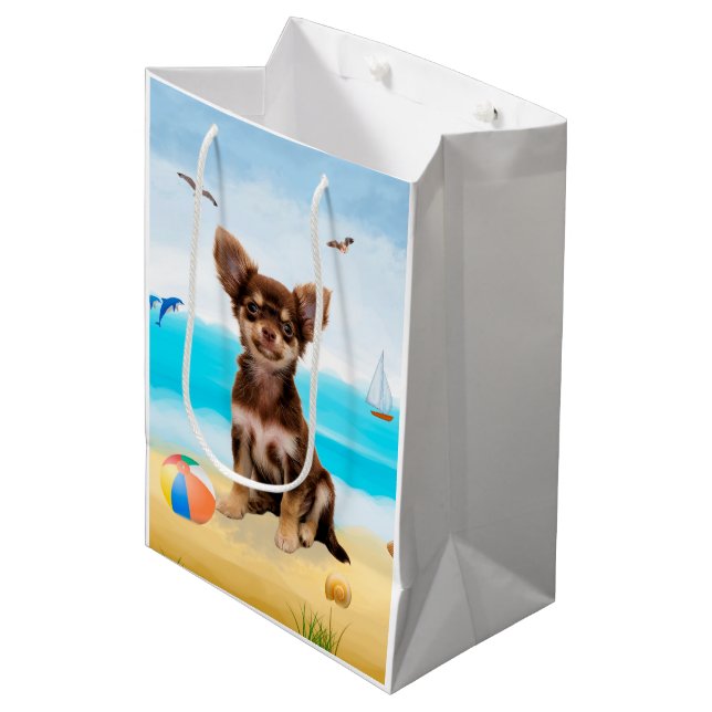 Chihuahua Dog am Strand Mittlere Geschenktüte (Vorderseite Schrägansicht)