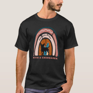 Chihuahua-Handtaschenhund mit gemustertem Regenbog T-Shirt