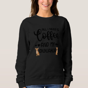 Chihuahua Hund alles was ich brauche ist Kaffee un Sweatshirt