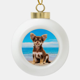 Chihuahua Hund sitzt am tropischen Strand Keramik Kugel-Ornament