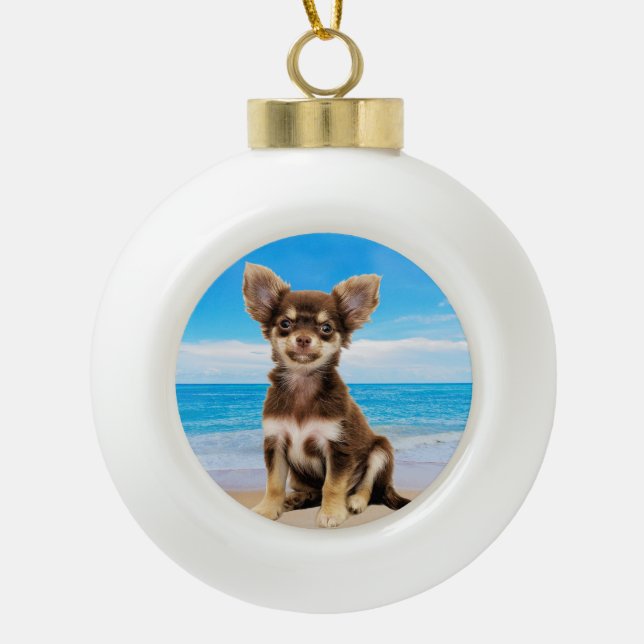 Chihuahua Hund sitzt am tropischen Strand Keramik Kugel-Ornament (Vorderseite)