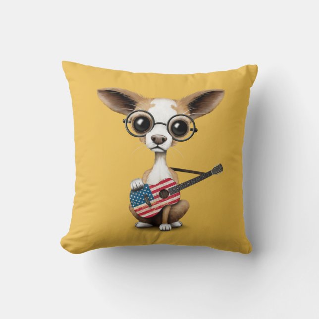 Chihuahua-Hündchen, das Flagge-Gitarre spielt Kissen (Vorderseite)