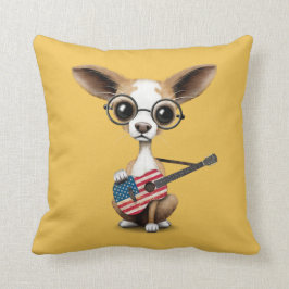 Chihuahua-Hündchen, das Flagge-Gitarre spielt Kissen