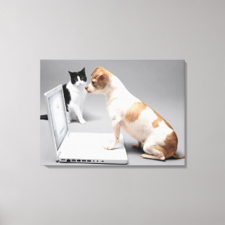 Chihuahua in den Bildschirm eines Laptops schauen Leinwanddruck