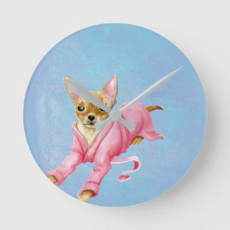 Chihuahua in einer Bathrobe-Hundehalde-Uhr Runde Wanduhr