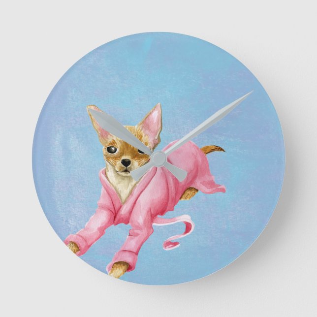 Chihuahua in einer Bathrobe-Hundehalde-Uhr Runde Wanduhr (Vorderseite)