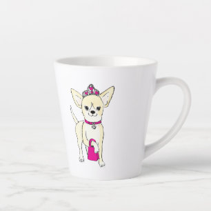 Chihuahua in einer latten Tiara-Tasse Milchtasse
