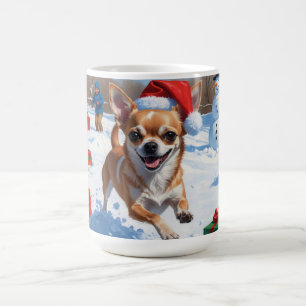 Chihuahua läuft im Schnee mit Weihnachtsmütze Kaffeetasse