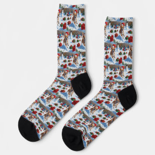 Chihuahua läuft im Schnee mit Weihnachtsmütze Socken