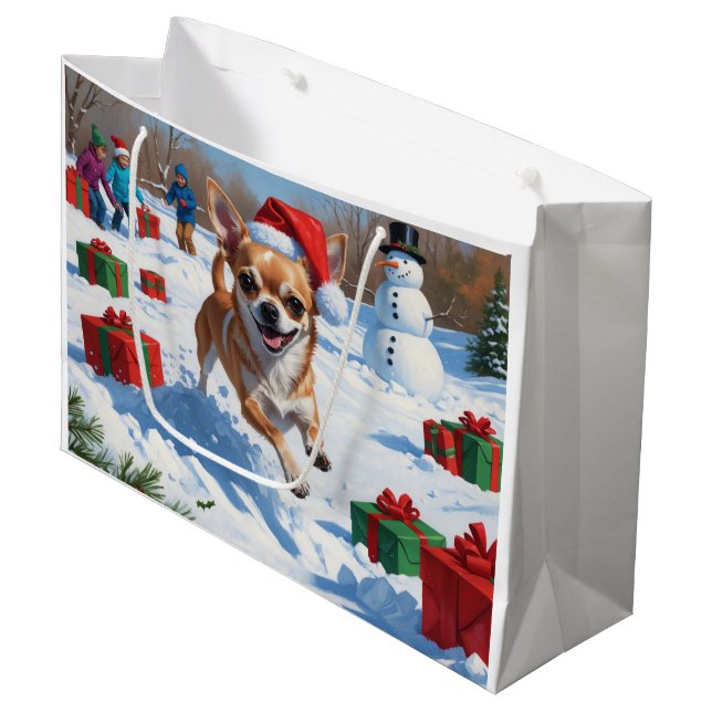 Chihuahua läuft in Schnee mit Weihnachtshut Große Geschenktüte (Vorderseite Schrägansicht)