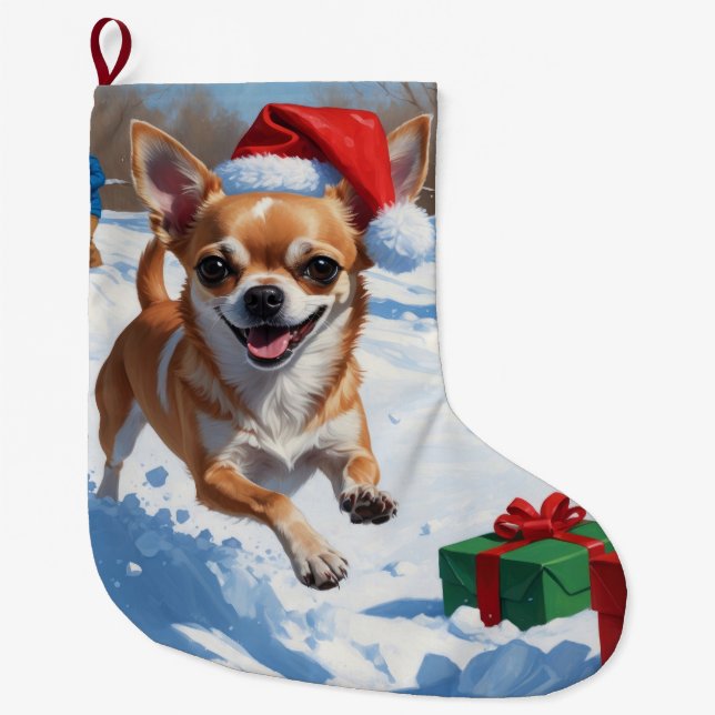 Chihuahua läuft in Schnee mit Weihnachtshut Großer Weihnachtsstrumpf (Vorderseite)