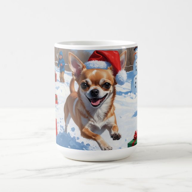 Chihuahua läuft in Schnee mit Weihnachtshut Kaffeetasse (Mittel)