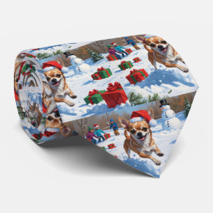 Chihuahua läuft in Schnee mit Weihnachtshut Krawatte