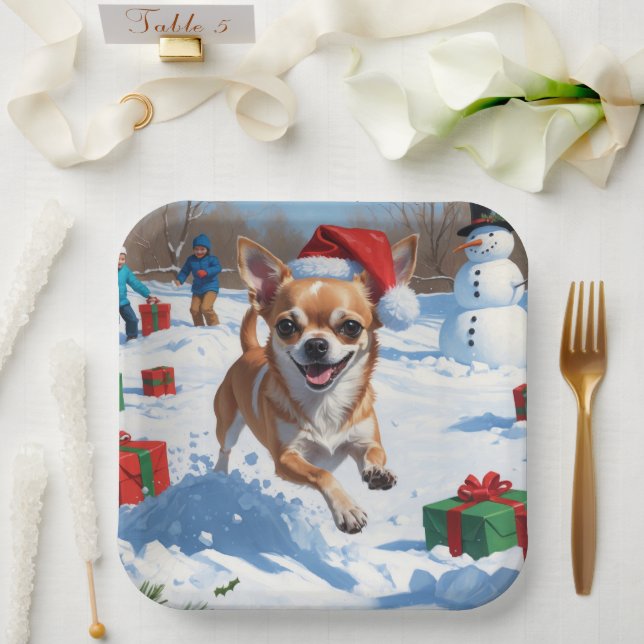Chihuahua läuft in Schnee mit Weihnachtshut Pappteller (Hochzeit)