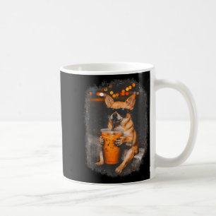 Chihuahua mit Brille, der kalten Kaffee trinkt Hun Kaffeetasse