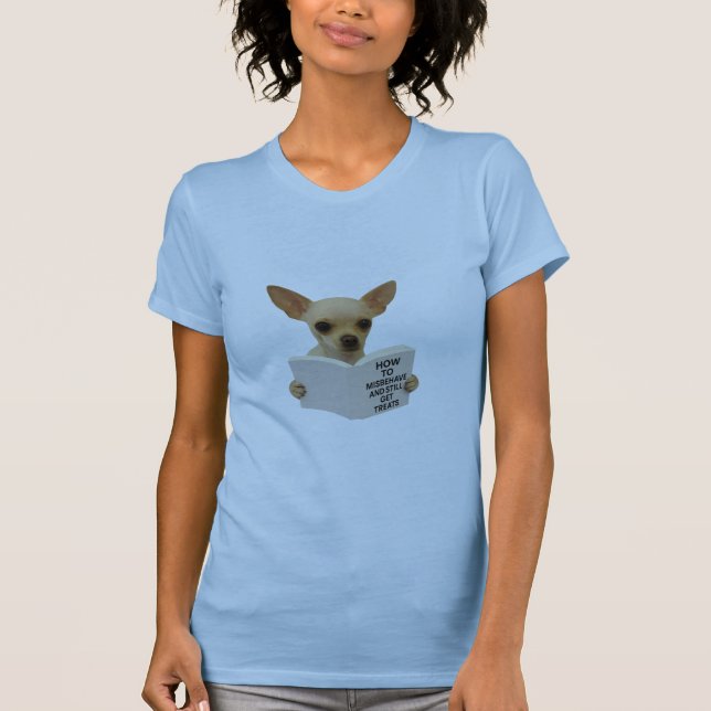 Chihuahua reading how to misbehave   T-Shirt (Vorderseite)