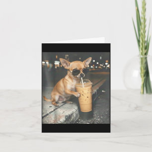 Chihuahua trinkt eisgekühlten Kaffee lustiges Tier Karte