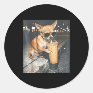 Chihuahua trinkt eisgekühlten Kaffee lustiges Tier Runder Aufkleber