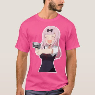 Chika Fujiwara hält ein Gun-Anime-Mädchen mit eine T-Shirt