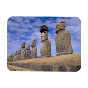 Chile, Osterinsel. Das 15 Moais bei Ahu Magnet