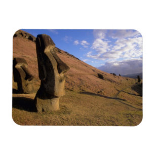 Chile, Osterinsel. Hillside mit Moai Magnet