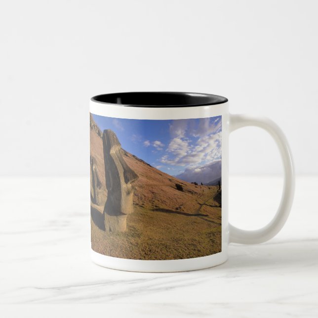 Chile, Osterinsel. Hillside mit Moai Zweifarbige Tasse (Rechts)