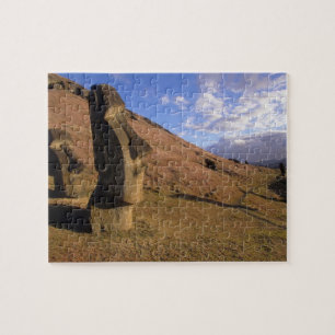 Chile, Osterinsel. Hügel mit Moai Puzzle