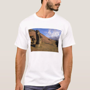 Chile, Osterinsel. Hügel mit Moai T-Shirt