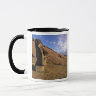 Chile, Osterinsel. Hügel mit Moai Tasse