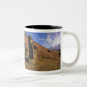 Chile, Osterinsel. Hügel mit Moai Zweifarbige Tasse