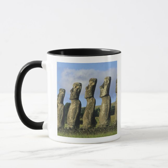 Chile, Ostern-Insel, Rapa Nui, Ahu Akivi Tasse (Links)