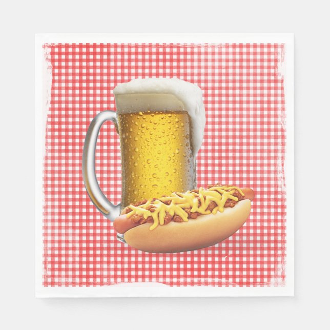 Chili Hot Dog und Bier auf Gingham Serviette (Vorderseite)