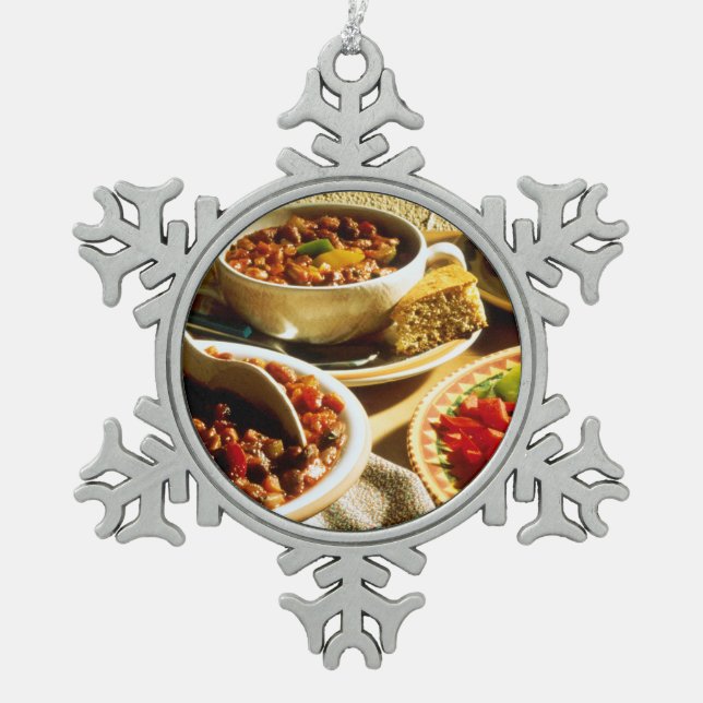 Chili mit Cornbread Schneeflocken Zinn-Ornament (Vorderseite)