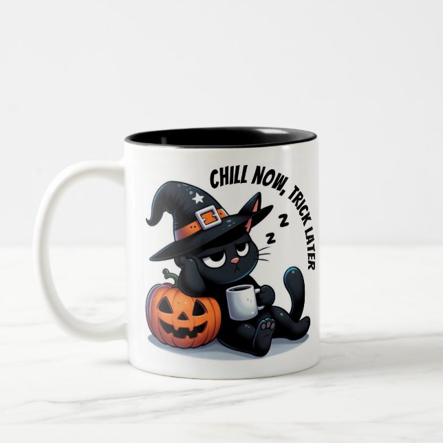 Chill Now - Trick Later Cat & Pumpkin | Halloween  Zweifarbige Tasse (Links)