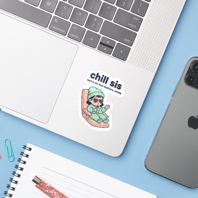 Chill Sis Funny Baby Sticker – Low Battery Mode (Laptop mit iPhone)